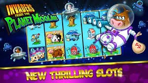 qq44 Slots Mobile App ဖြင့် Phone တွင် Slot ဂိမ်း ကစားနေသောပုံ